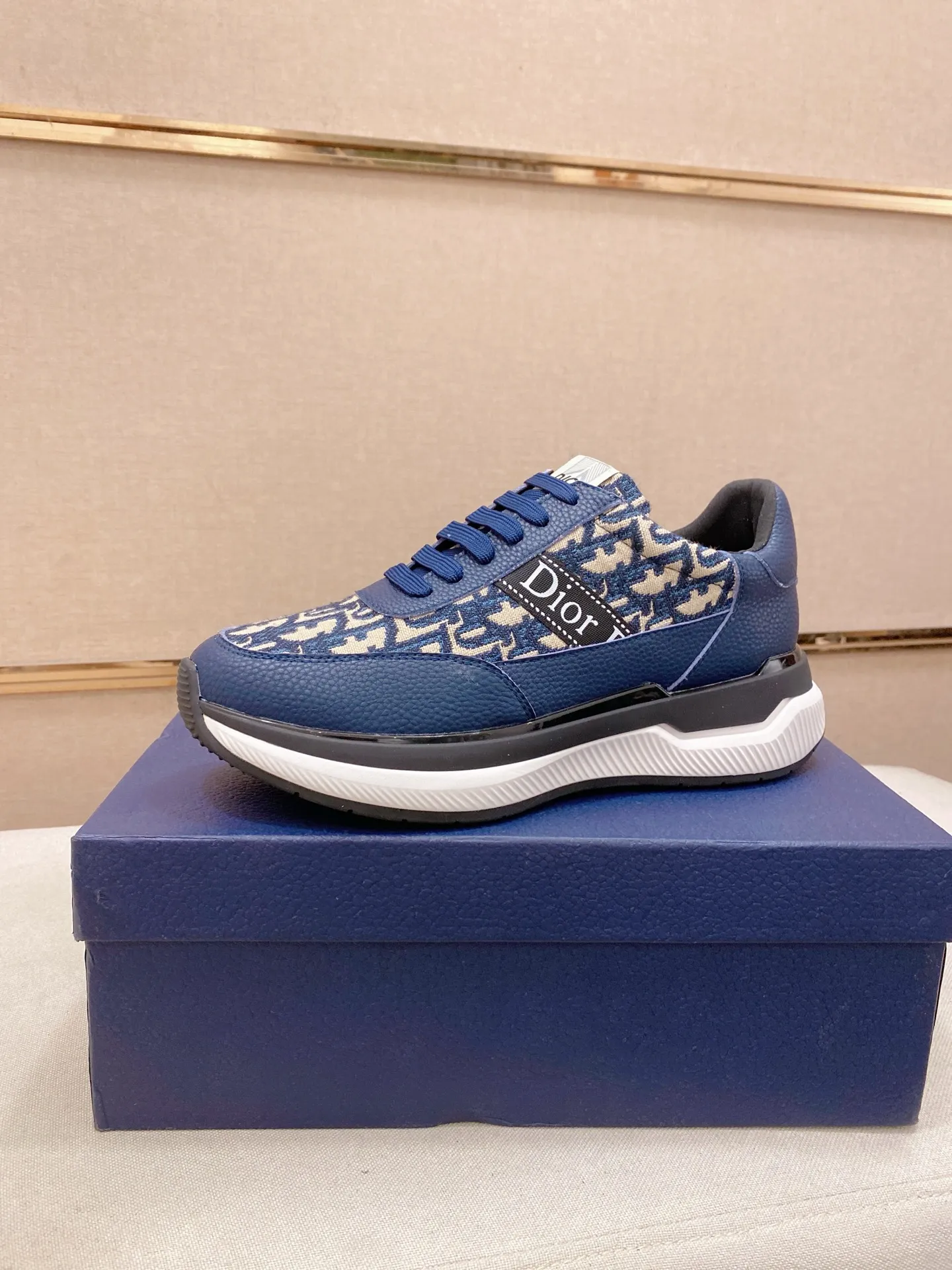 Men's shoes💰 462💰🇮🇹🇮🇹Dior d The new model is on sale at the same time at the counter. The upper 🇮🇹 is imported Italian first-layer cowhide, and the lining is fully imported sheepskin 💪💪. It is a complete 1⃣️ to 1⃣️ replica 🇮🇹💪💪, ⚠ Sole: The original sole is specially provided by the original factory. The exclusive movable molded sole is super comfortable. ⚠Original factory single goods, 🔍🔍high quality, you can enter and leave the counter at will, welcome to compare⚠. Code number:38-44